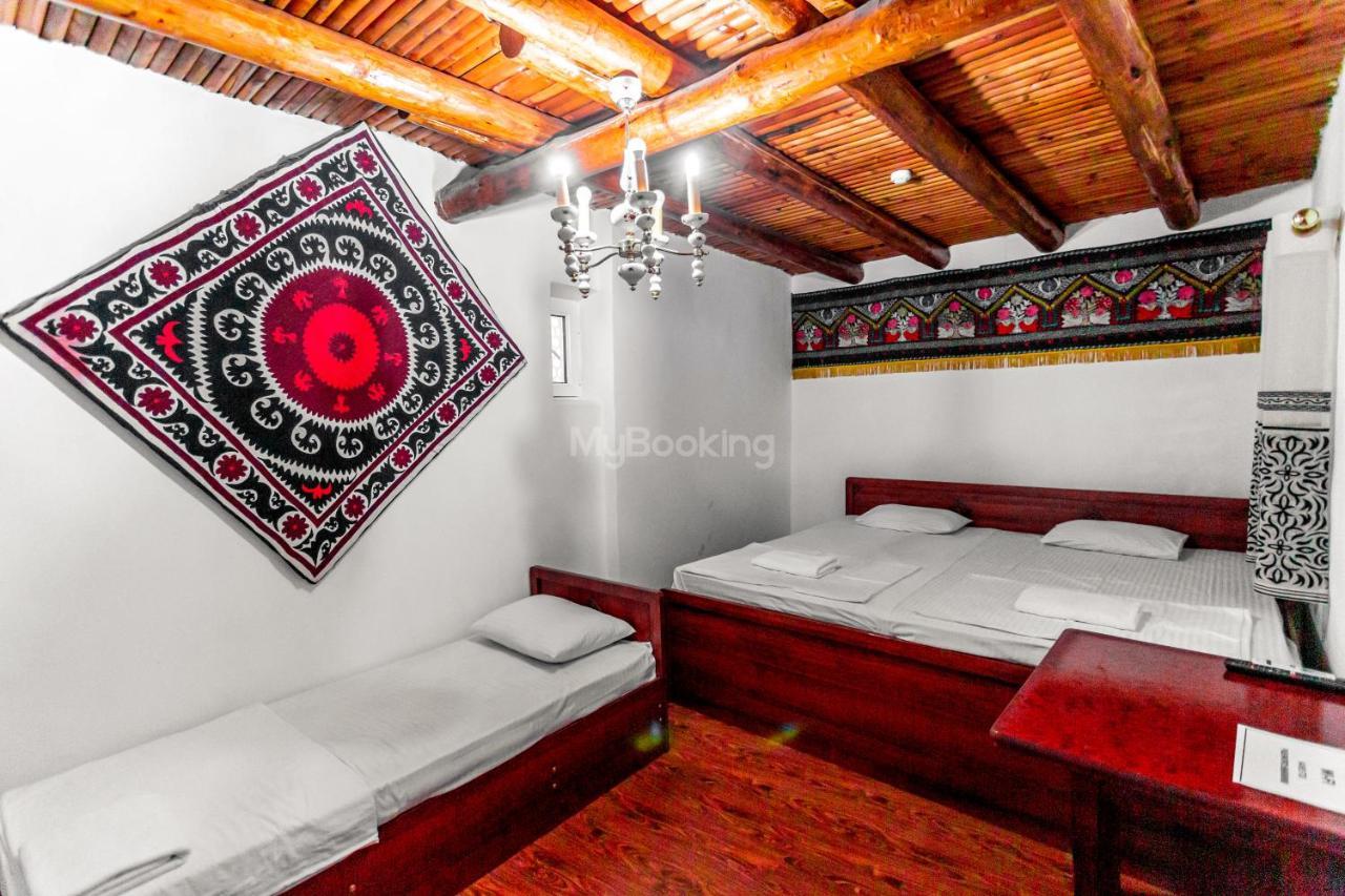Okhun Madrasah15Th-16Th Century Hotel Bukhara Bagian luar foto